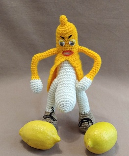 Вязаная игрушка "Банан Хулиган" в интернет-магазине Своими Руками