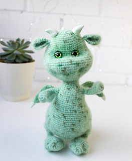 Вязаная игрушка "Добрый Динозаврик" в интернет-магазине Своими Руками